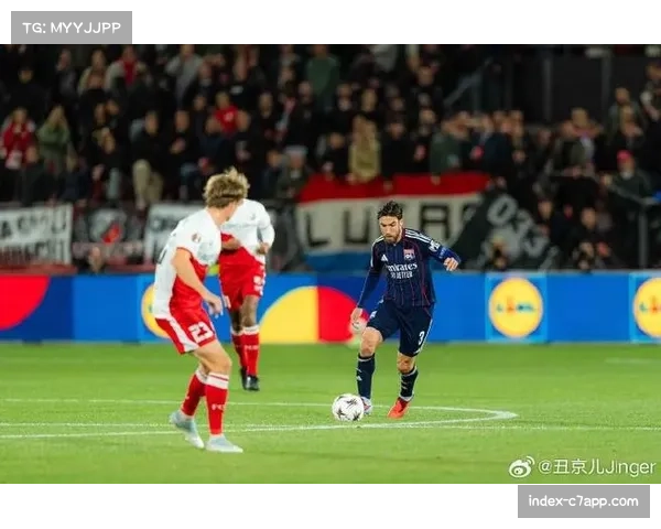 里昂塔利亚菲科射门中柱，与进球失之交臂